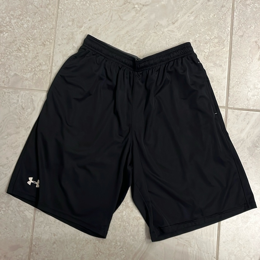 Men’s Under Armour black workout shorts (w/2 front pockets) - size Large